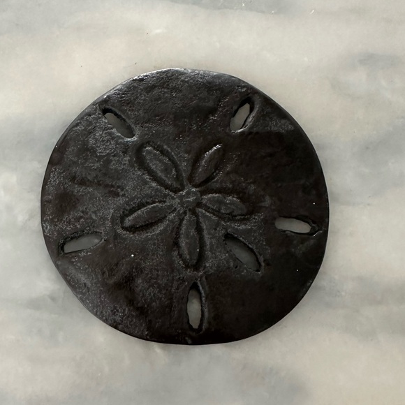 Sand Dollar Round Knobs a set of 6 and 1 large one in Pewter - Picture 3 of 7